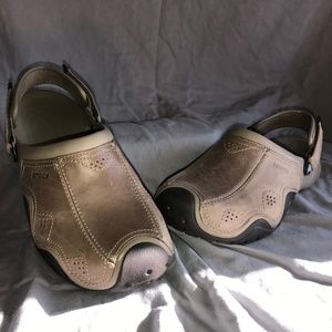 NWOT - Tan Leather Crocs Clogs